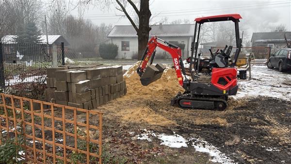 Mini-koparka 1.5t - widok z przodu