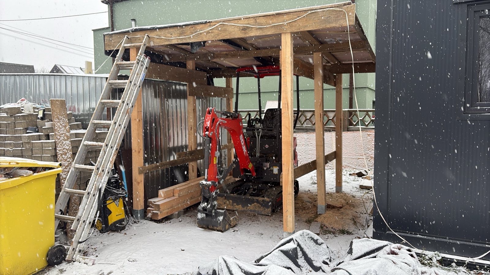 Czarek stojący przy koparce z dumą