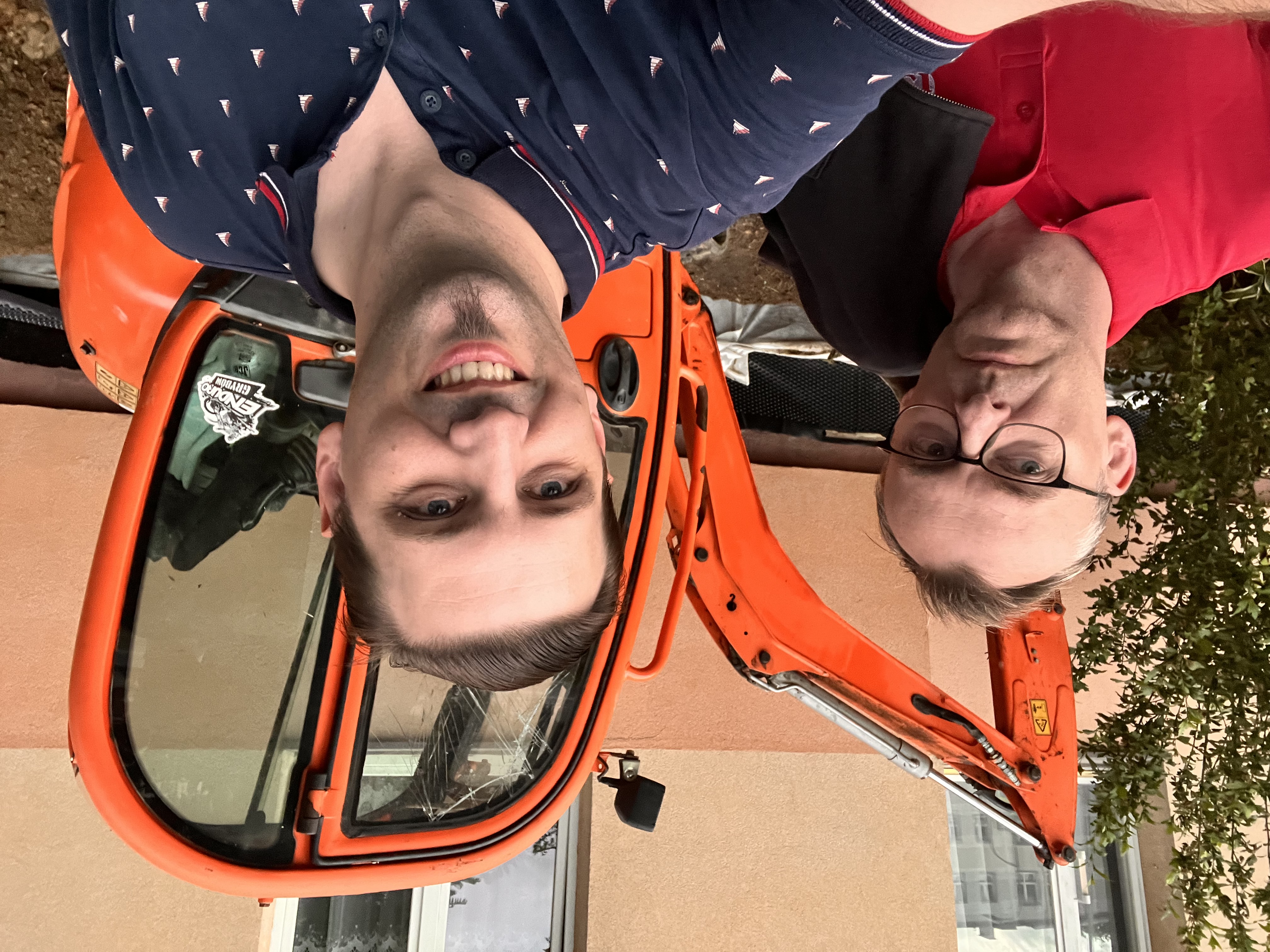 Czarek z chińską koparką (2018) → Czarek z flotą koparek (2025)